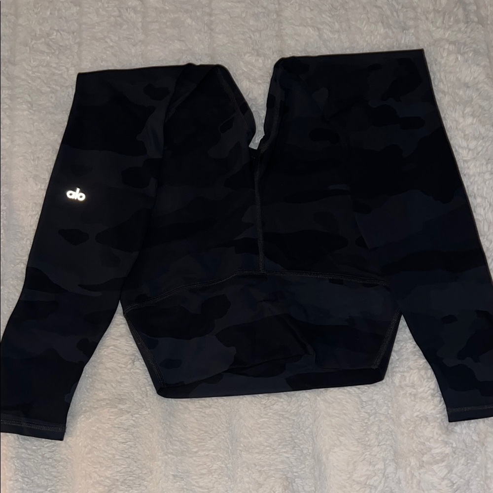 New Alo Yoga Black Camo Leggings - Picture 5 of 6